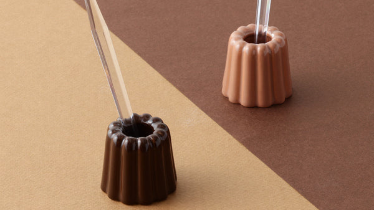 まるでお菓子のカヌレのような、セラミック素材のトゥースホルダーです。置くだけでときめく愛らしいデザインで、ペンスタンドや印鑑スタンドとしても活躍します。