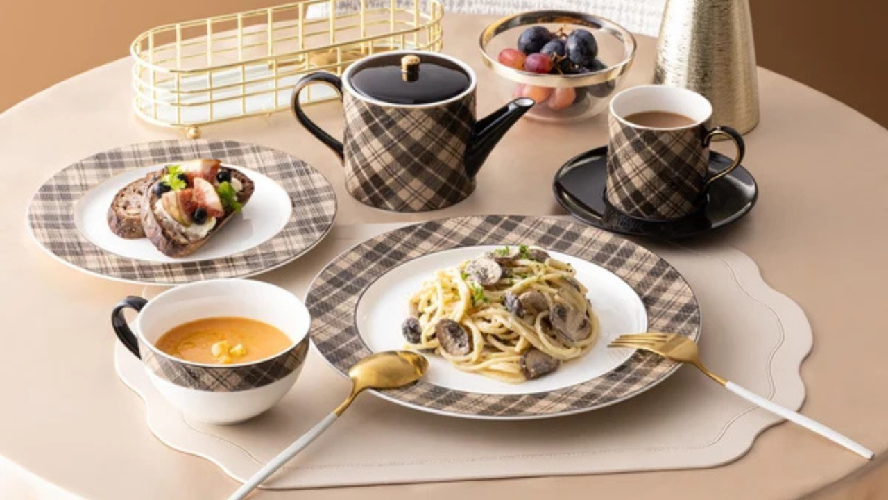 秋の食卓やおうちカフェにぴったりな、タータンチェック柄の新作テーブルウェア。布地のような質感を表現し、ファッション感覚で秋のテーブルコーディネートを楽しめます。