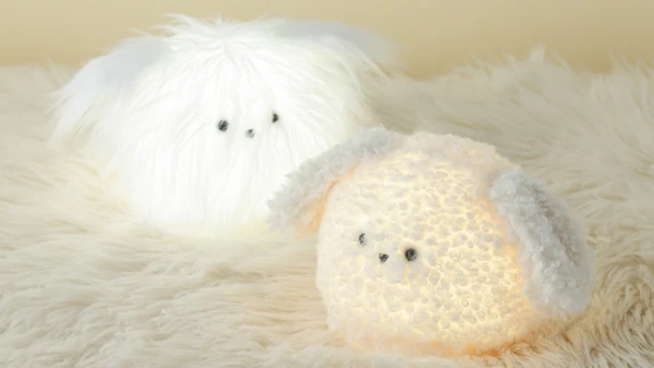 ふわふわのフェイクファーがかわいい、ぬいぐるみみたいなランプ。頭をポンポンするだけの操作も楽しく、ベッドサイドなどリラックスしたい空間にぴったりです