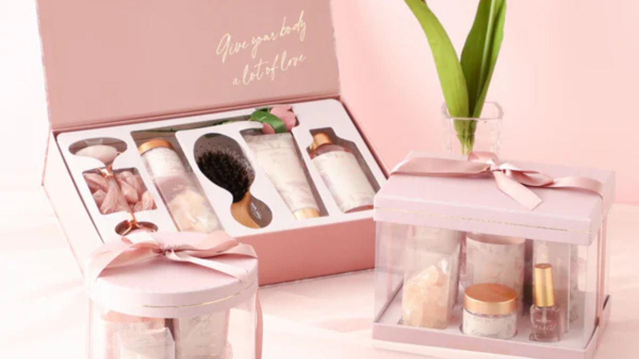 いつもがんばるお母さんへ、癒しのひとときを贈るギフトセットです。優雅で優しいローズ＆サボンの香りが、心ほどける特別なバスタイムを演出します。