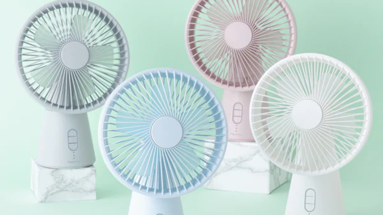 どこでも手軽に使える充電式ファン。コンパクトながら、風量調節やオートオフ機能を搭載。さらに、香りを楽しめるアロマパッド付きで、機能性も充実しています。