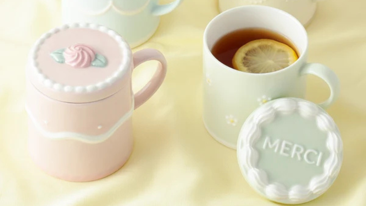 まるで本物のケーキのような、かわいらしいフタ付きマグ。カラーごとに異なるキュートなモチーフをあしらい、見ているだけで心ときめくデザインに仕上げました。