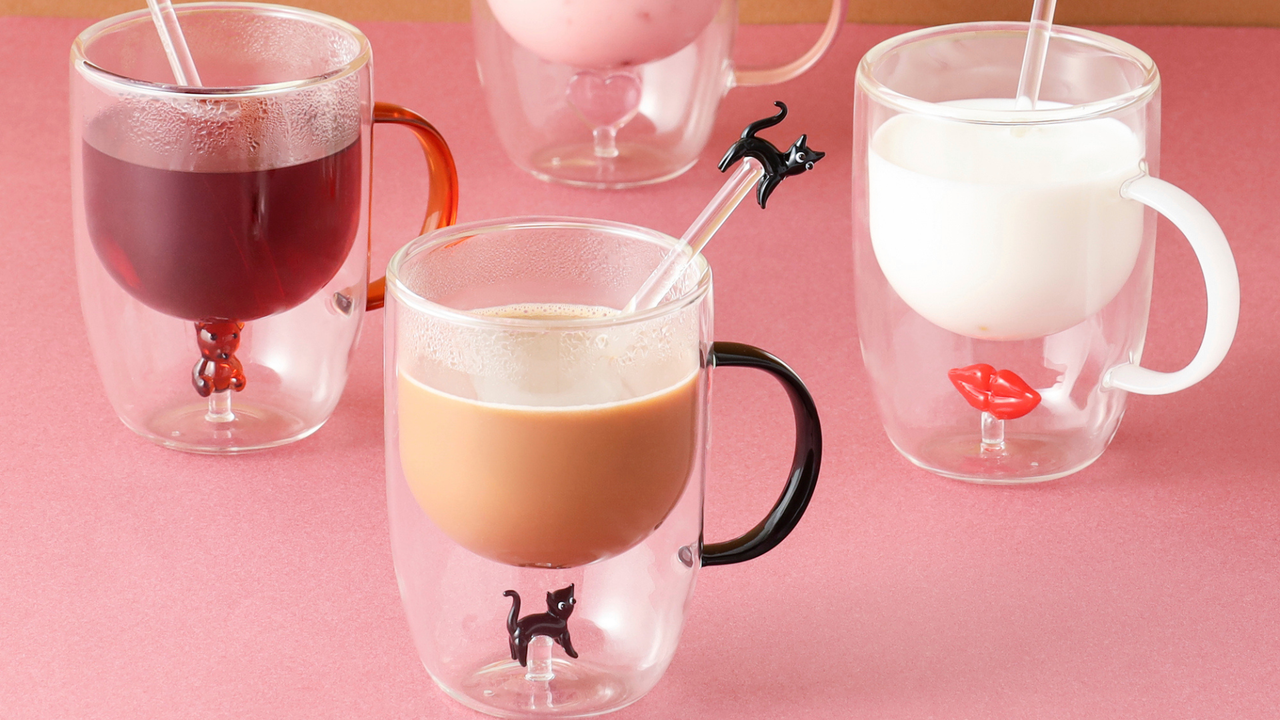 ガラスモチーフを閉じ込めた、見た目にも楽しい耐熱ガラス製のマグカップ。同じシリーズのマドラーと組み合わせれば、統一感のあるかわいらしいカフェタイムに。