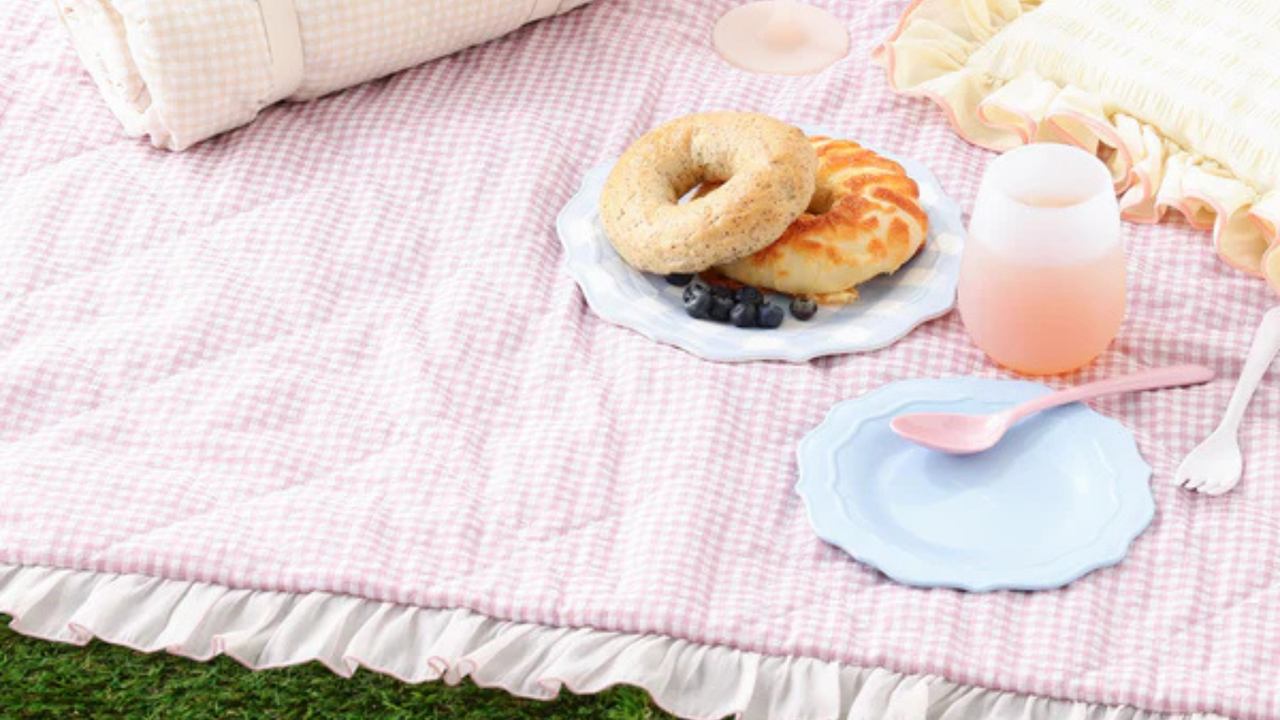 ピクニックを可愛く彩る、チェック柄×フリルのレジャーシート。防水仕様＆洗える素材で、屋外でも安心して使えます。持ち運びに便利なハンドル型バンド付き◎