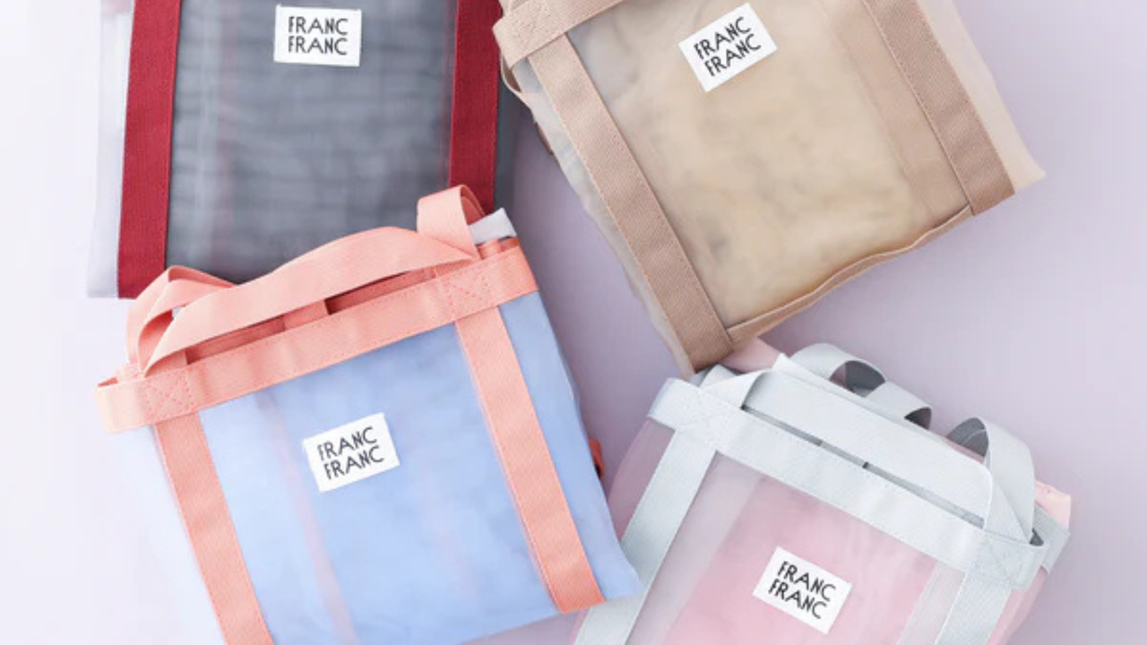 湿気の多い場所でも快適に使える、軽くて通気性の良いメッシュ素材のランドリーバッグ。洗濯ばさみや洗濯ネットなどの小物を収納できる、便利なミニポケット付きです。