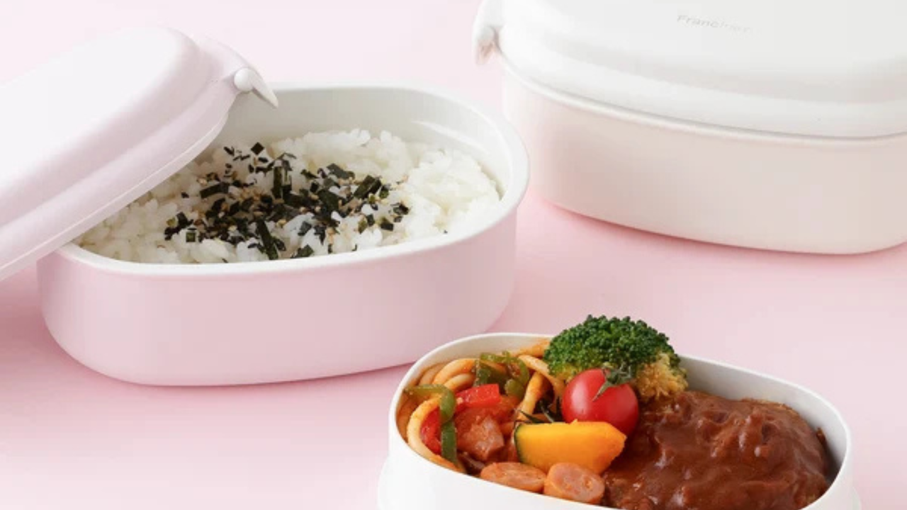 しっかり食べたい日も、軽めに済ませたい日も、1段・2段を使い分けて、お弁当を楽しめます。撥水加工で油や汚れが落としやすいのも嬉しいポイント。