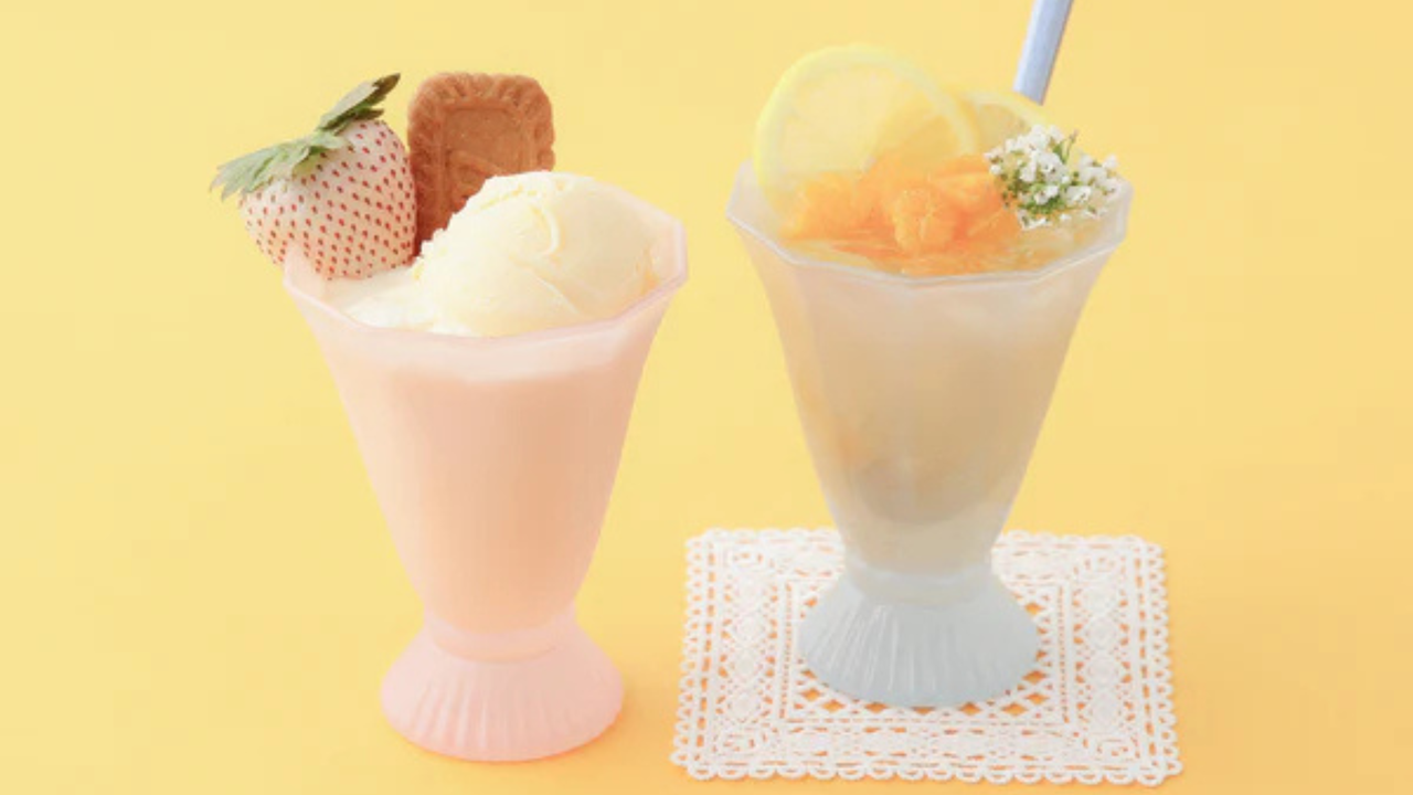 夏はおうちでひんやりスイーツ作り。半透明のパステルカラーがかわいいミニサイズのガラスパフェタンブラーは、デザートタイムをプチカフェ気分に演出します。