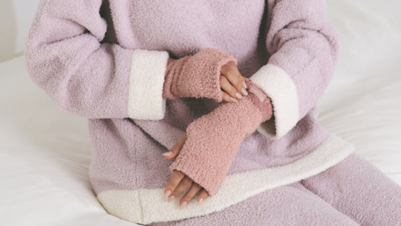 ずっと触っていたくなるもちもちニットのハンドウォーマー。肌になじむ心地よい素材は、長時間の着用もストレスフリー。PCやスマホ使用時も手先をやさしく包み込みます。