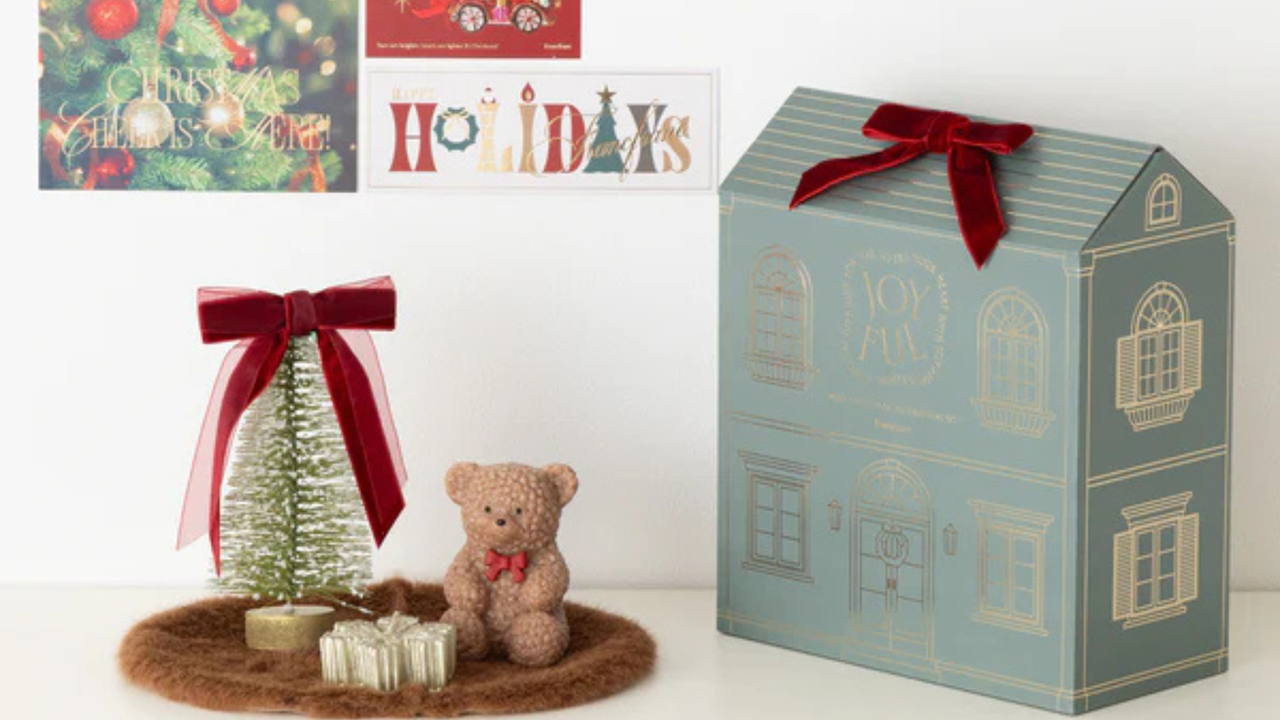 クリスマス気分を手軽に楽しめる、スモールスペース用デコレーションギフトセット。必要なアイテムが全て揃っているので、誰でも簡単にクリスマスコーデが完成します。