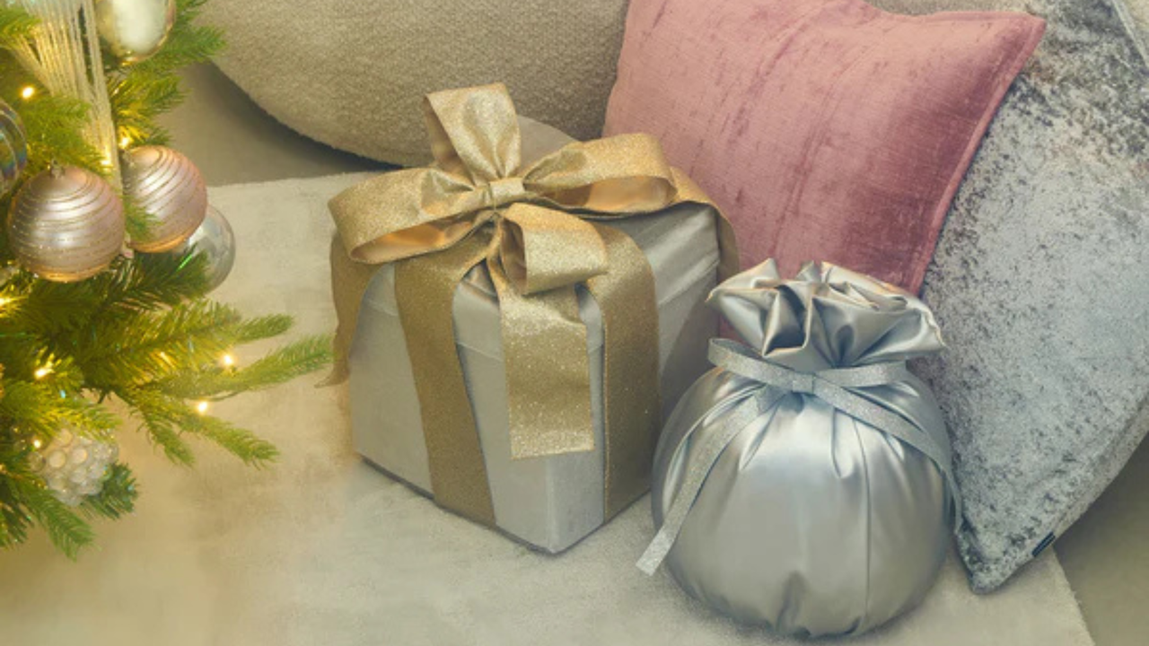 置くだけで空間がパッと華やぐ、ホリデーシーズンにぴったりのクッション。ソファに飾ったり、ツリーの下に並べたり、あなただけの特別なシーンを演出してみてください。