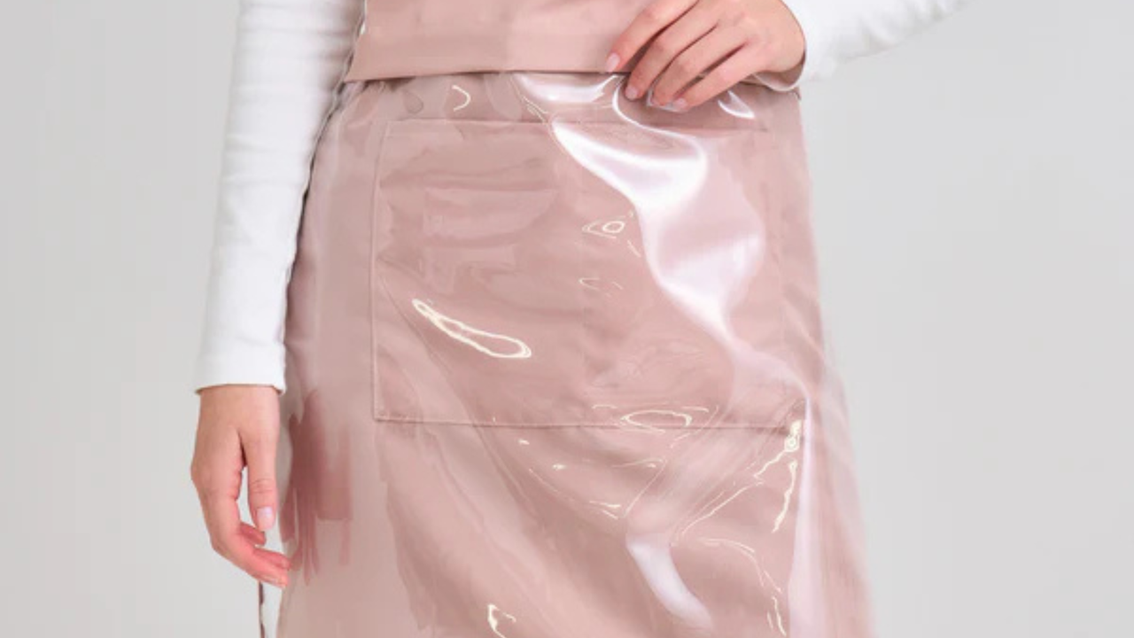 取り外し可能なビニールパーツを備えた、便利な2WAYエプロン。お庭仕事から毎日の家事まで、シーンに合わせて使い分けできます。忙しい年末年始にも頼れる一枚です。