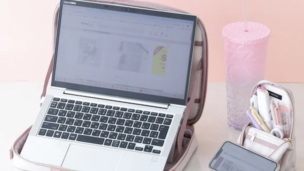 デザイン性と機能性を兼ね備えたワークアイテム。持ち運びに便利なPCケースや、立てて使えるツールスタンドなど、お仕事時間を楽しく彩るラインナップです。