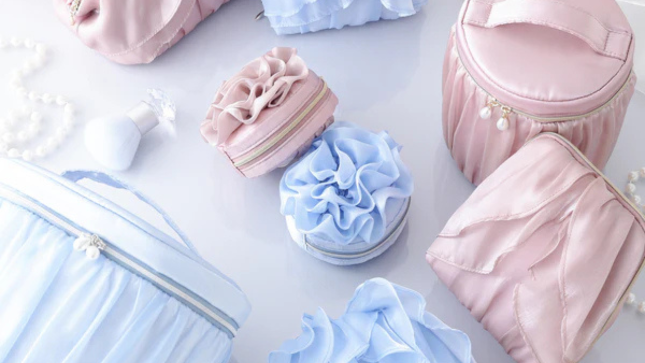 ひらひらとしたオーガンジーのフリルでお花を表現したポーチ。光沢と透け感のある生地が、瑞々しく軽やかな印象を与えます。持つだけで気持ちが明るくなるデザインです。