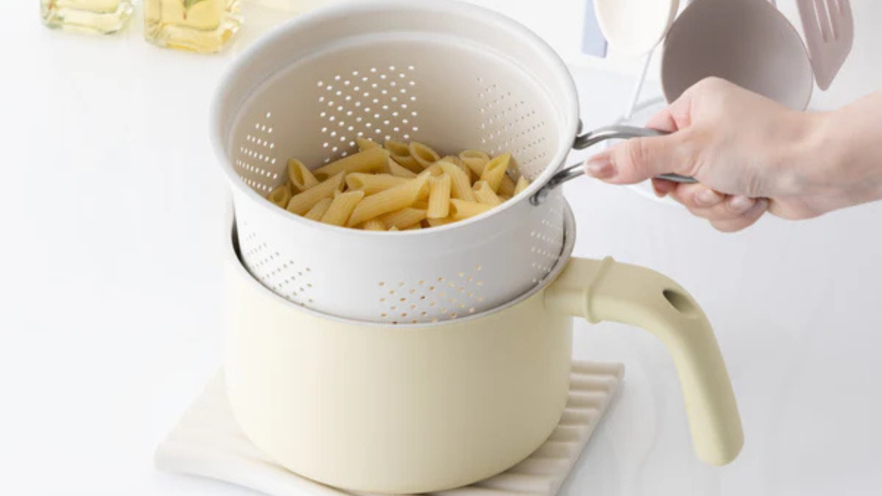 煮る・揚げる・焼く・茹でる・沸かす・蒸す・湯切り・炒める・炊く・和える、10通りの調理がこれ1台で。毎日の料理がもっと手軽に、新生活にもぴったりなアイテムです。