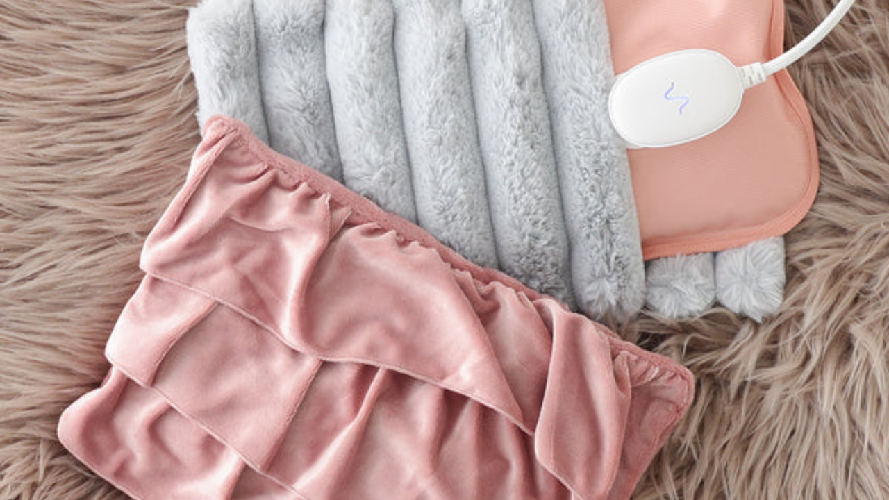 お湯の入れ替え不要で手軽に使える、電気式の湯たんぽ。就寝前にお布団を温めたり、リラックスタイムに体に寄り添わせたりと、さまざまなシーンで活躍します。
