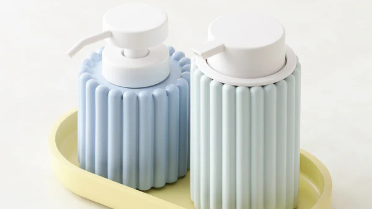 ポップなカラーが空間を明るく彩る泡タイプのフォームディスペンサー。フタが外せる仕様で、詰め替えやお手入れも簡単。いつでも清潔にお使いいただけます。