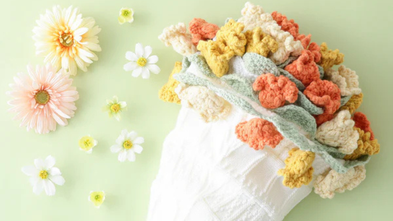 くるくると丸めると花束のように見えるスロー。お花は一つひとつ丁寧に手編みし、花びらの形にもこだわりました。かごや花瓶に入れてインテリアとして楽もしめます。