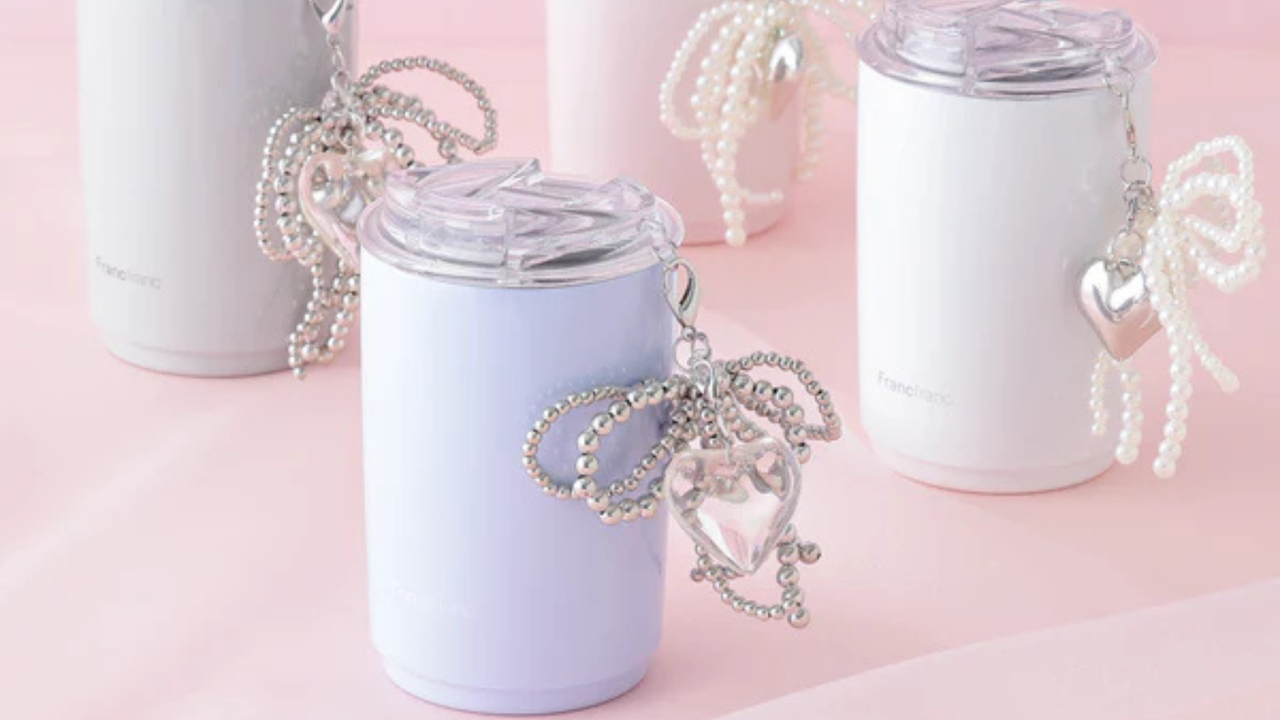 リボンとハートチャームが輝くステンレスタンブラー。ドリンクを飲むたびに揺れるチャームが、さりげない癒しとときめきを添えます。自分だけのアレンジも楽しめます。