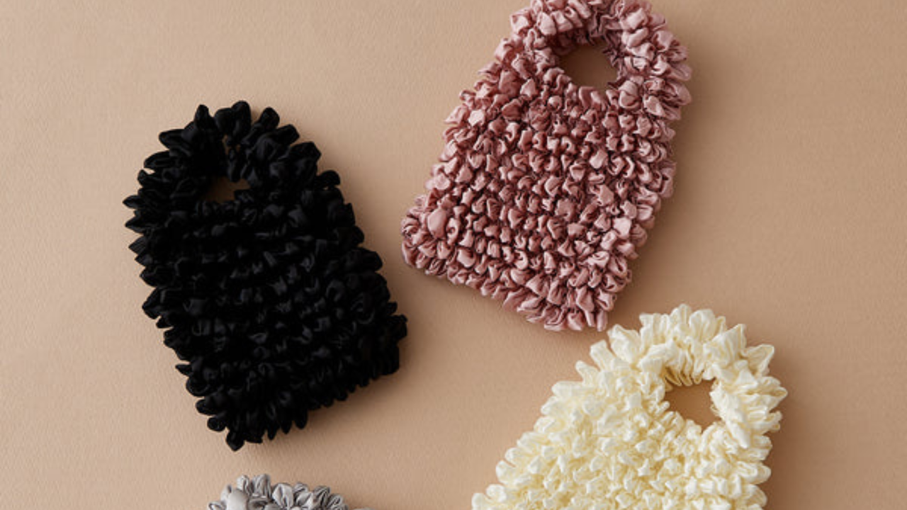 くしゅくしゅとした生地感が楽しいエコバッグ。伸縮性のある素材で、荷物を入れるとA4サイズ相当まで広がります。たたまずにコンパクトにまとまるのも嬉しいポイント。