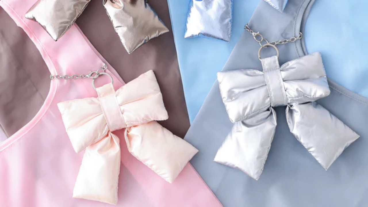 可愛いリボン型チャームが目を引く新作エコバッグ。バッグチャームのように外側につけられるので、中でかさばらずすっきり。エコバッグの持ち忘れ防止にも◎