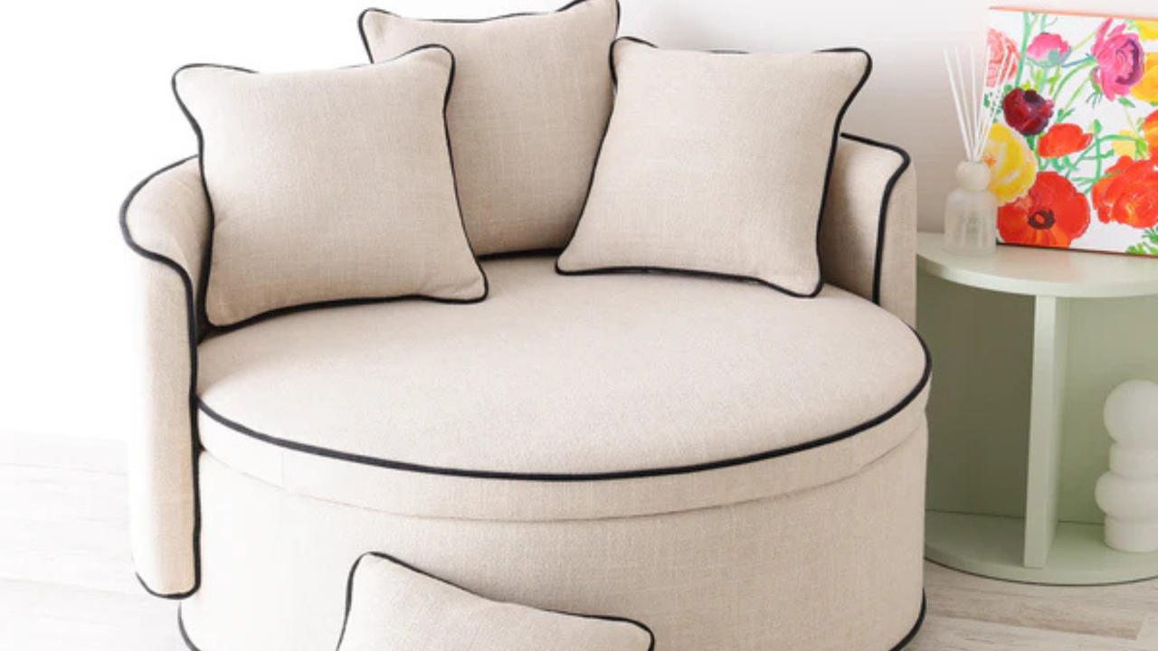 アーチ形状のアームとパイピングが上品なソファ。360度どこから見ても美しく、コーナーや窓際などのスペースも有効活用できます。座面下には収納スペースを備えています。