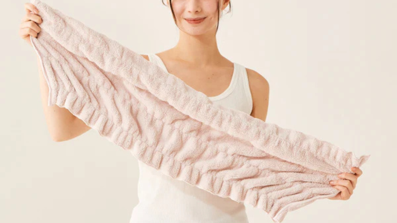 お風呂上がりの髪をやさしく包み込み、摩擦を抑えてケアできるヘアタオル。くしゅっと伸びてふんわり快適にフィットし､高い吸水力でドライヤー時間を短縮します。