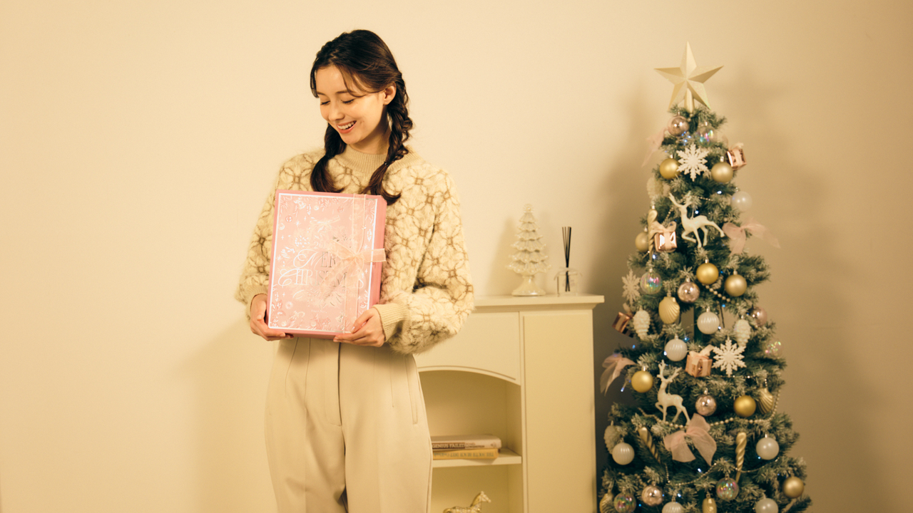 クリスマス気分をぐっと盛り上げる華やかなデザインのアドベントカレンダー。12月1日からクリスマスまでの24日間、心躍るカウントダウンを楽しみましょう。