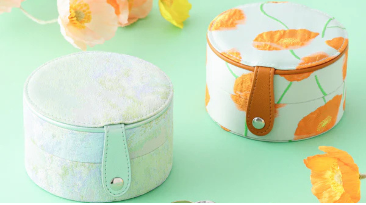 印象派絵画をイメージしたジャガード生地のジュエリーケース。二段式でコンパクトながら収納力も十分。 鏡付きで、外出時のトラベルケースとしても活躍します。