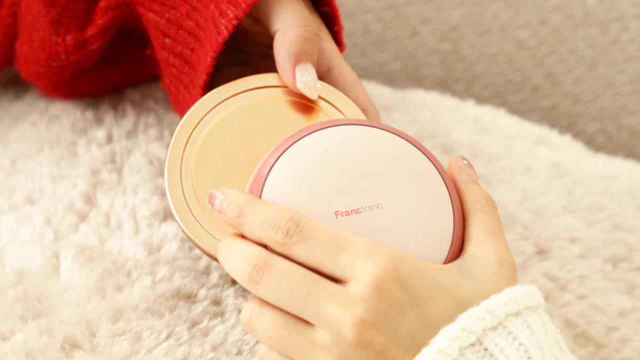 5秒でじんわり温まる充電式カイロ。2つに分かれて友人や家族とシェアしたり、両手同時に使ったりと使い方いろいろ。モバイルバッテリーとしても活躍します。