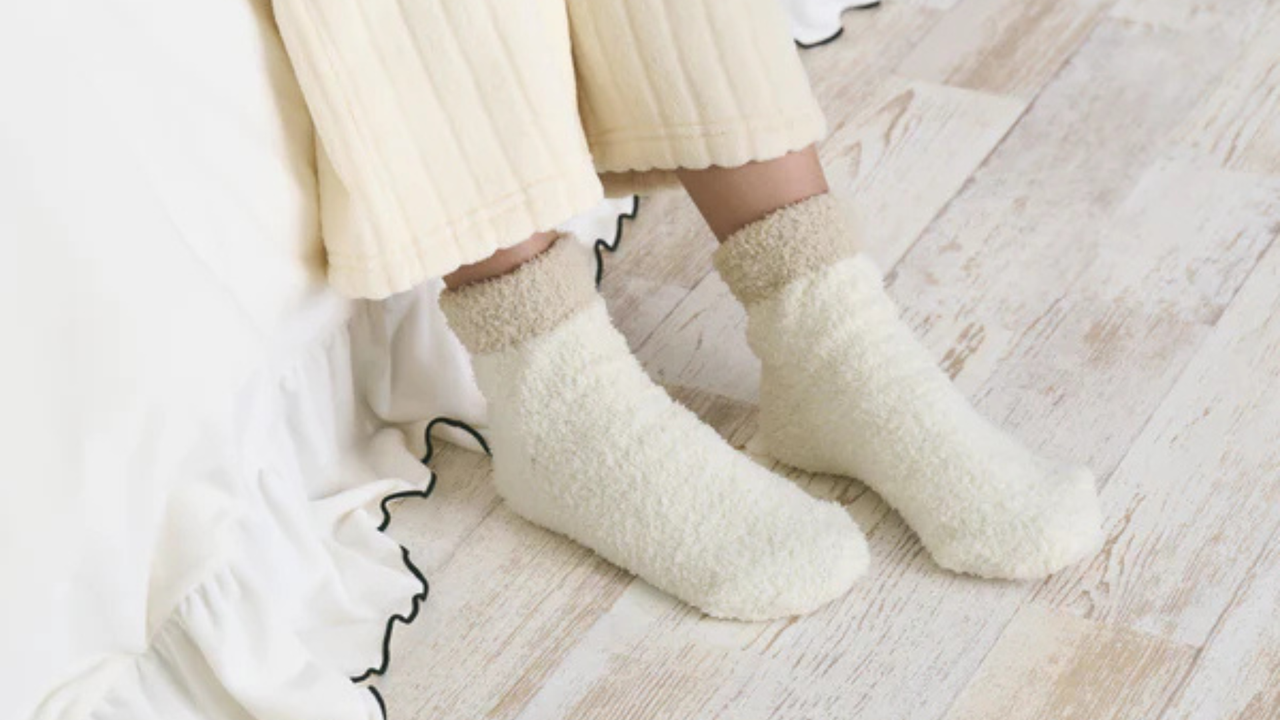 ずっと触れていたくなる、もちもちとしたニット素材のルームソックス。肌触りがよく伸縮性にも優れているため、長時間でも快適に着用できます。ギフトにもぴったり。