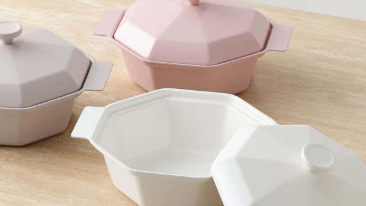 冬の食卓を温かく彩る2～3人用のお鍋。直火・IH対応＆焦げ付きにくいセラミック加工で機能性も◎八角形とラメの輝きが、Francfrancらしい華やかさを演出します。