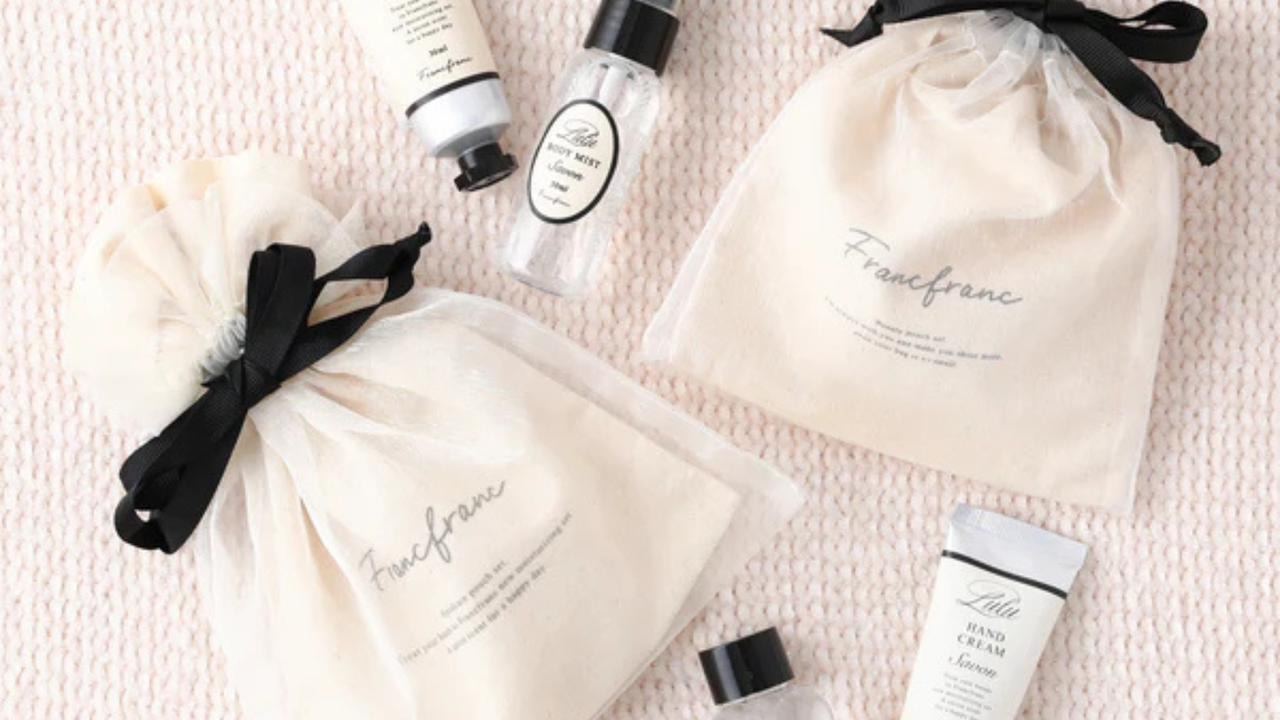 ハンドクリームとハンドソープのギフトセット。パッケージの巾着はそのままポーチとして使えて実用性も抜群です。ちょっとしたお礼やプチギフトにぴったりの人気アイテムです。