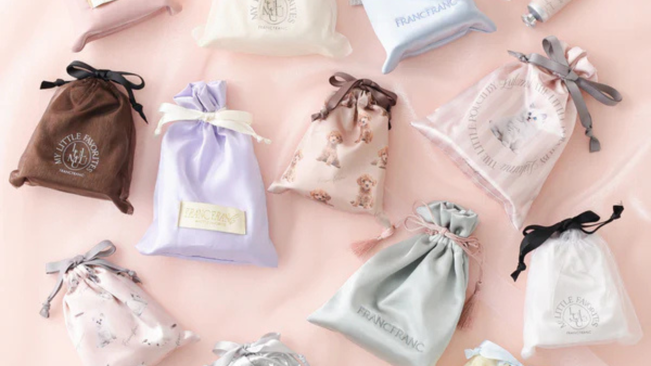 ハンドクリームとネイルオイルのギフトセット。可愛い巾着入りで携帯用ポーチとしても活躍します。幅広いデザインから、相手の好みにぴったりのひとつが見つかります。