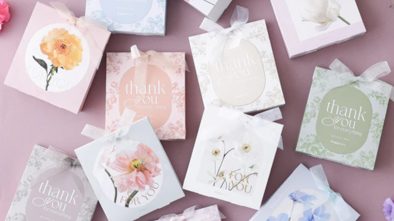 クラシカルな花柄パッケージが目を引くバスソルト。素敵なメッセージ入りで、日頃の感謝の気持ちをさりげなく伝えられます。プチギフトやお配り用としてもおすすめ。