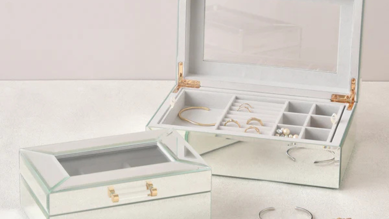 デザイン性と収納力を両立したジュエリーボックスは、アクセサリー好きの方へのプレゼントとしても主役級。クリスマスの特別感をそっと添える、上品で実用的なギフトです。