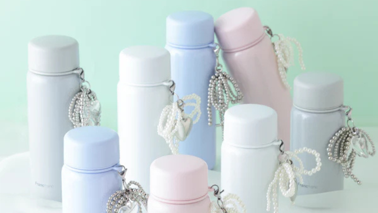 リボンのチャームをあしらったステンレスボトル。キャップは90度回すだけで簡単開閉。別売りのチャームを付けて、自分だけのマイボトルをお楽しみいただけます。