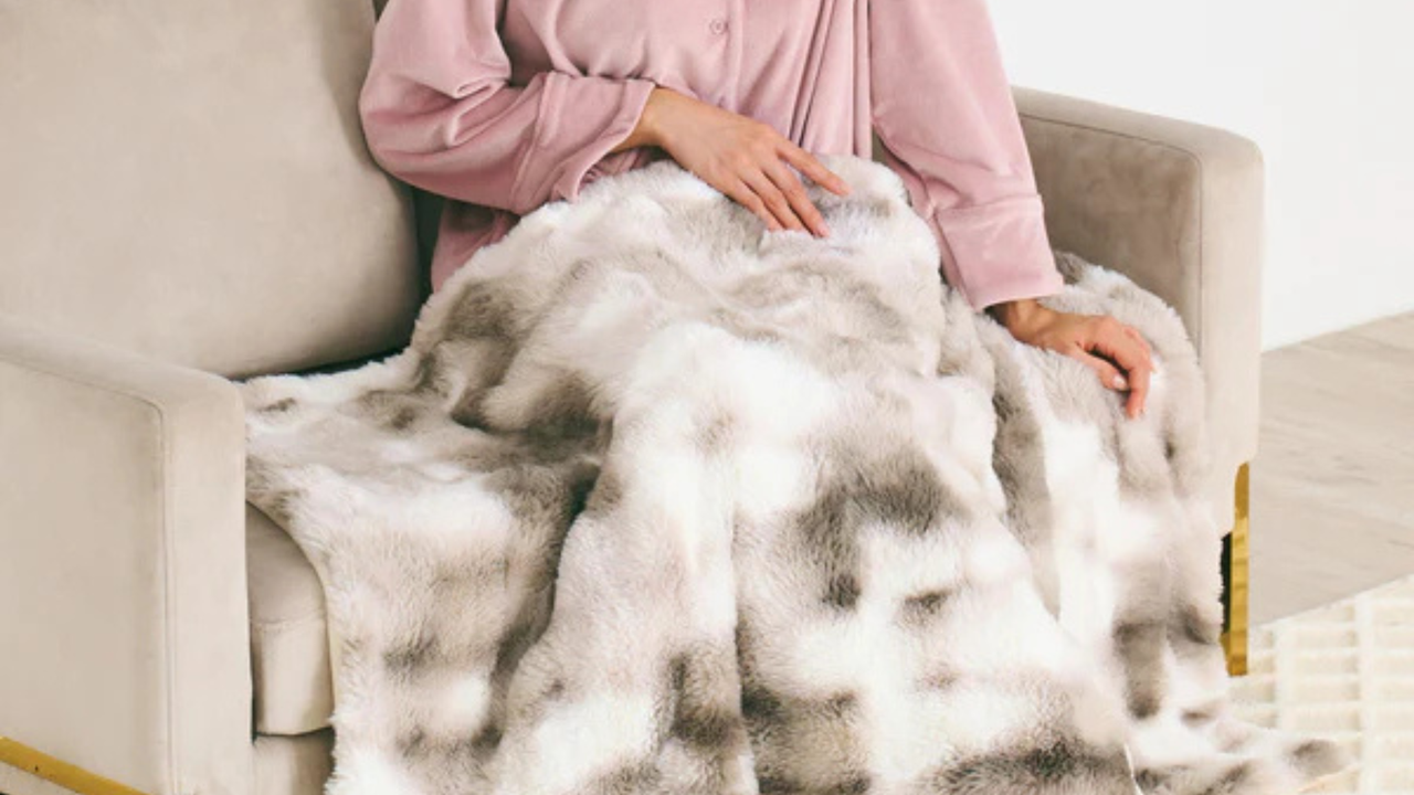 ポコポコとしたデザインが愛らしい、ヒーター付きブランケット。端まで行き渡るヒーターが、包み込むように全身を温め足先までぽかぽか。手洗い可能で清潔にご使用いただけます。