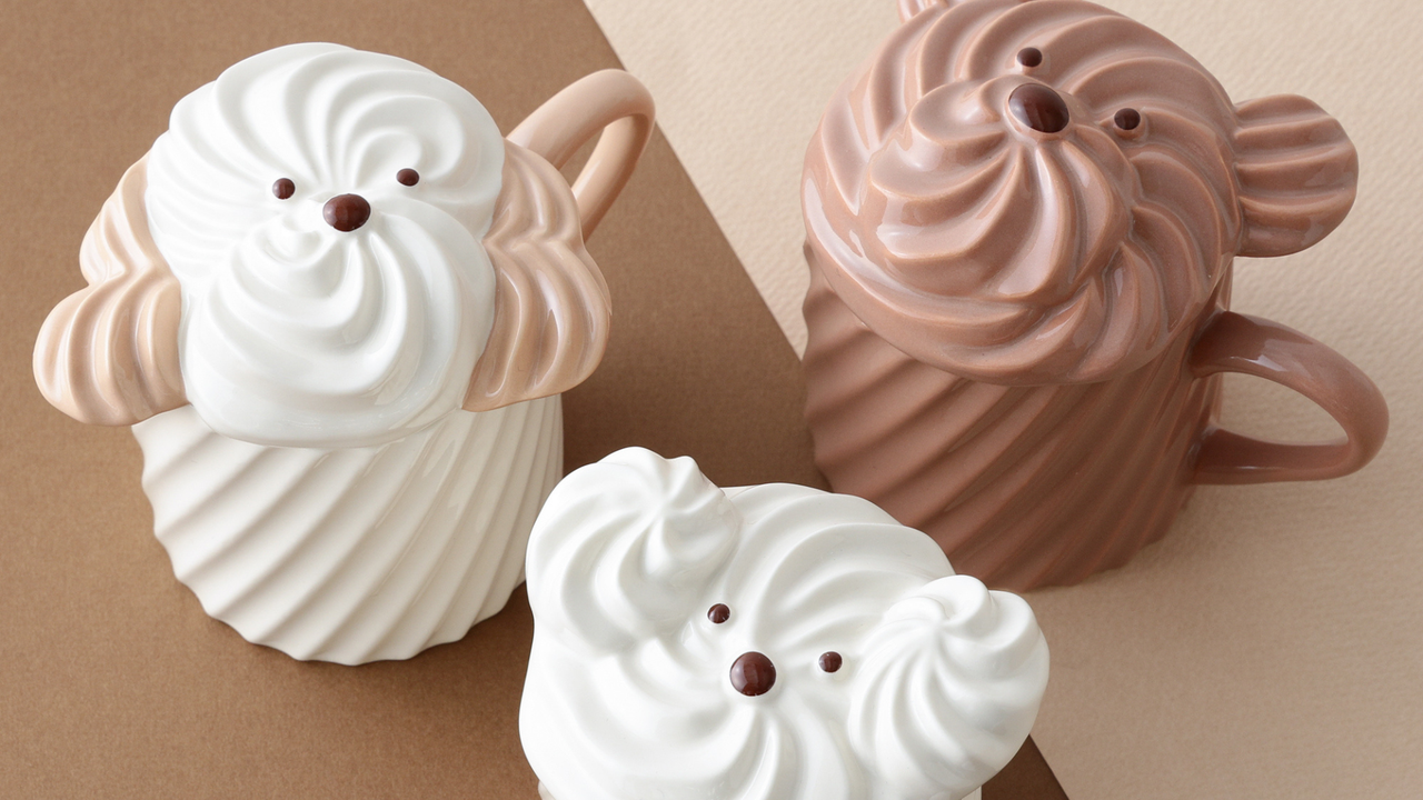 ふわふわのホイップクリームみたいな、愛らしい蓋付きマグ。ほっと一息つくティータイムに、心まで癒されるひとときを。おしゃれな化粧箱入りで、ギフトにもぴったりです。