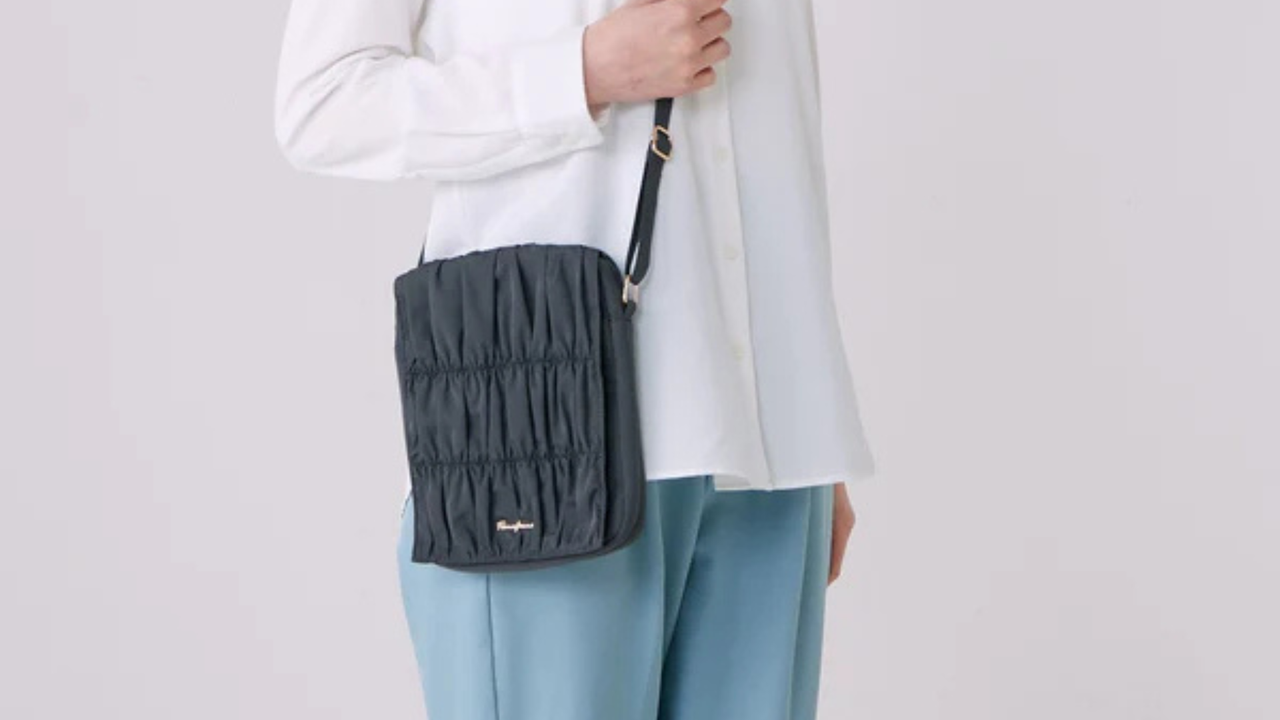 旅行の際の貴重品携帯に便利なトラベルサコッシュです。小分けポケットが充実しており、パスポートや紙チケットなどをすっきり整理できます。