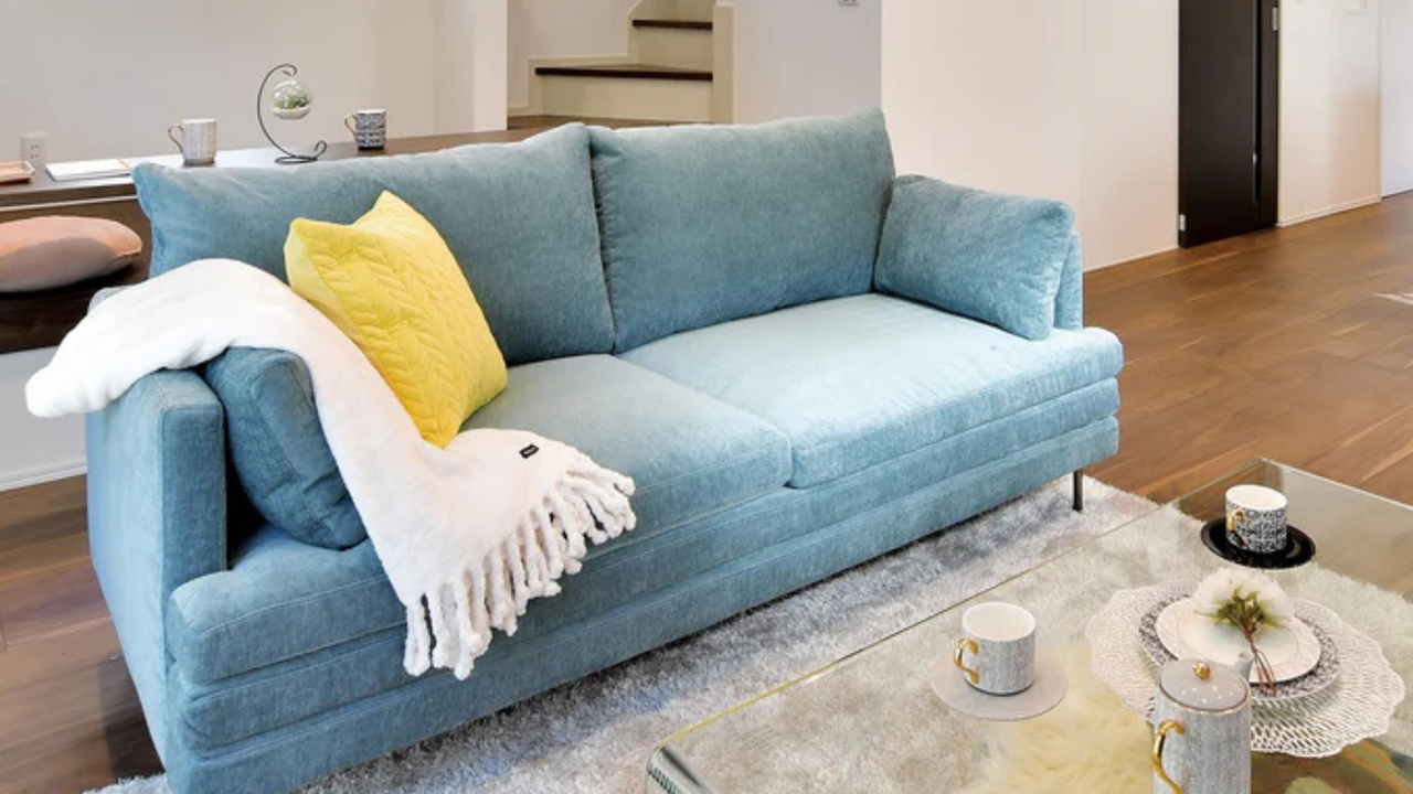 一年のご褒美に、暮らしの質をグッと高めるソファを迎えてみては？優雅さを演出するラージュソファは、見た目も使い心地も軽やかに仕上げた、長く寄り添う上質な一台です。