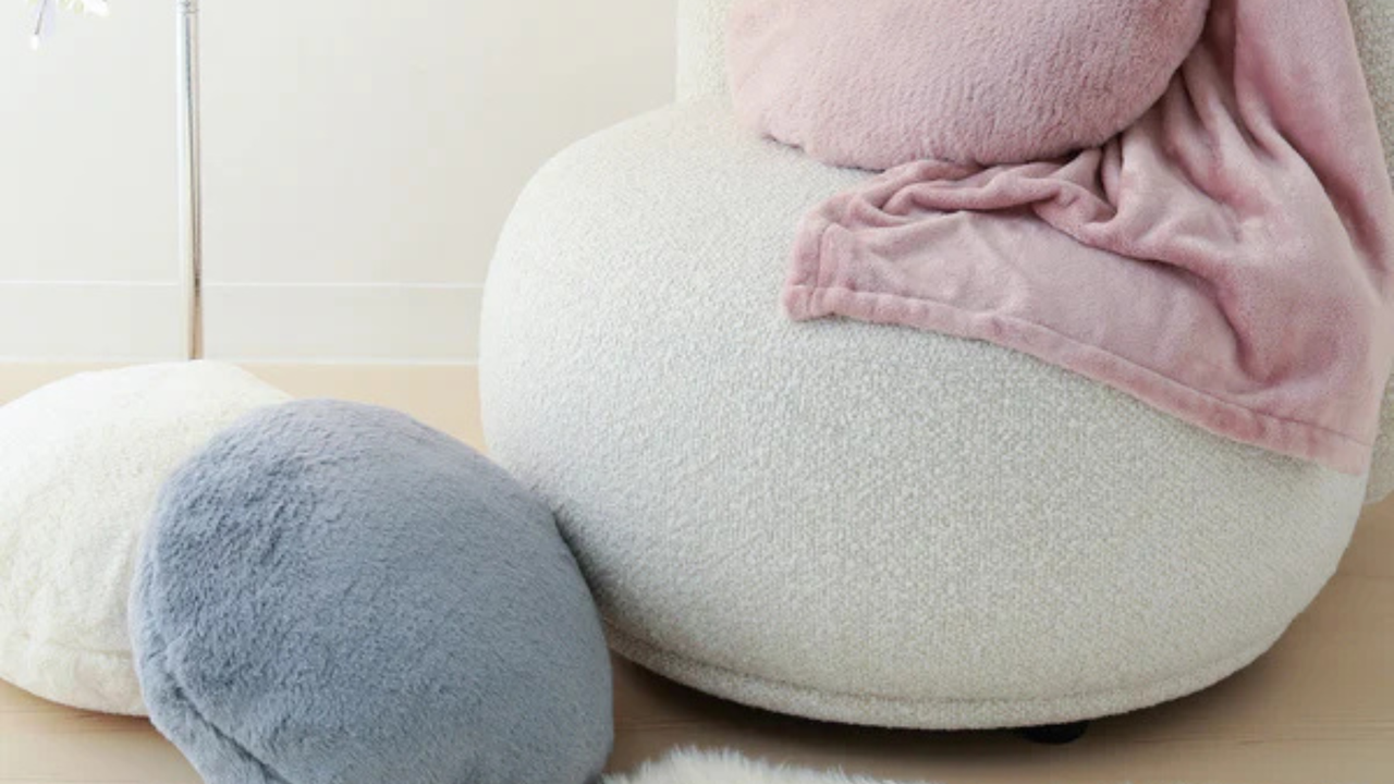 使わない時はカバーに収納してクッションとして使える2WAYスロー。両面ファー仕様のカバーは、ラメ糸をミックスした上品な輝きでお部屋を華やかに彩ります。