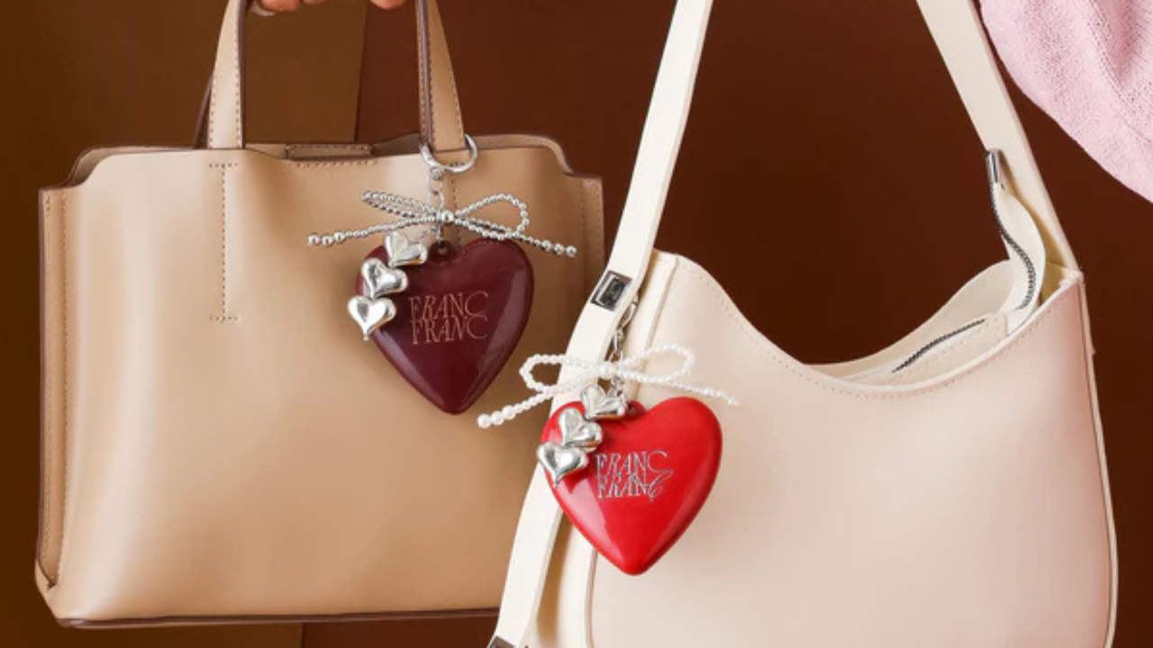 バレンタイン限定カラーの、チャーム付きミラー＆ブラシ。バッグに付けて、外出先でもさっと身だしなみチェック。お友達とお揃いや、プチギフトにもぴったりなアイテムです。