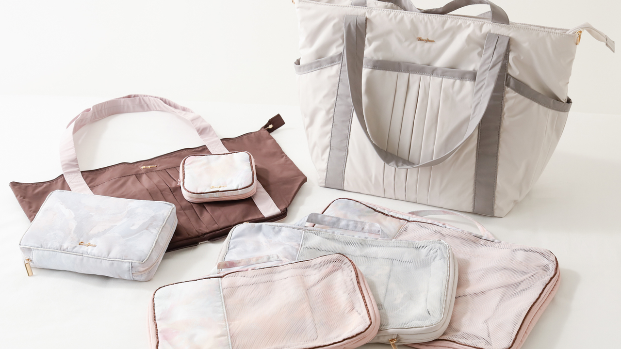 準備の時間から気分が高まるトラベルアイテム。衣類を圧縮できるオーガナイザーや、大容量のトラベルバッグなど、旅をかわいく快適に楽しめるアイテムが揃っています。