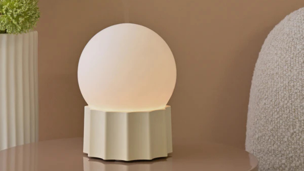 まるで月のようにやわらかな光を放つ、超音波式加湿器。乾燥対策はもちろん、花粉やウイルス対策など、さまざまなシーンで活躍するアイテムです。