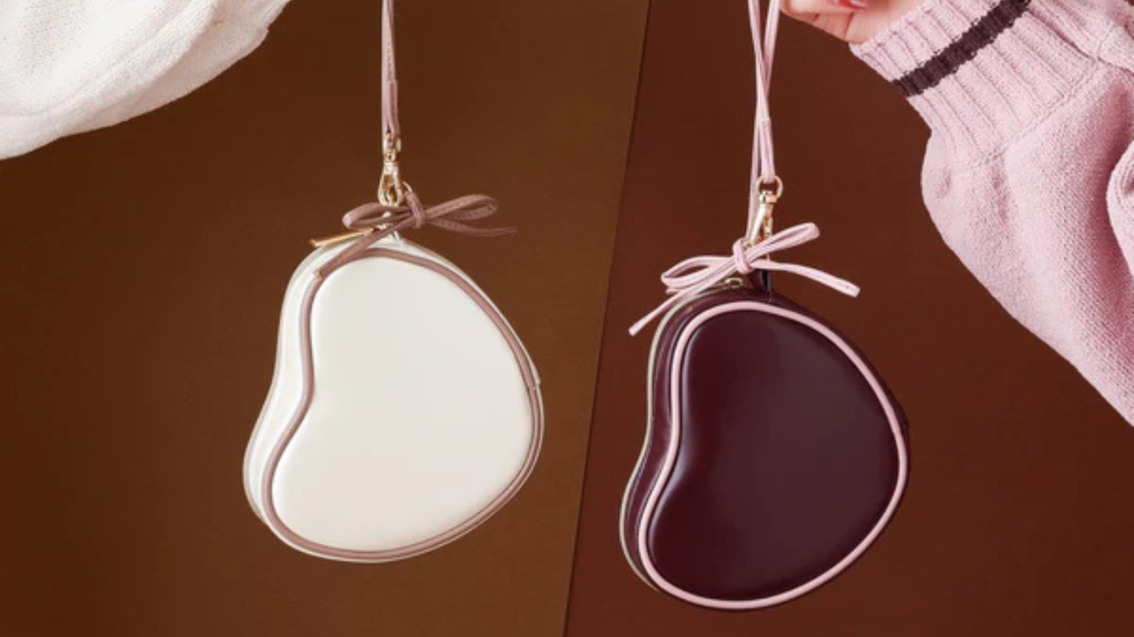 バレンタイン時期におすすめの、ハート型がかわいいミニポーチ。付属のストラップでチャームとしても活躍します。リップや目薬など小さなコスメを入れるのにぴったり。