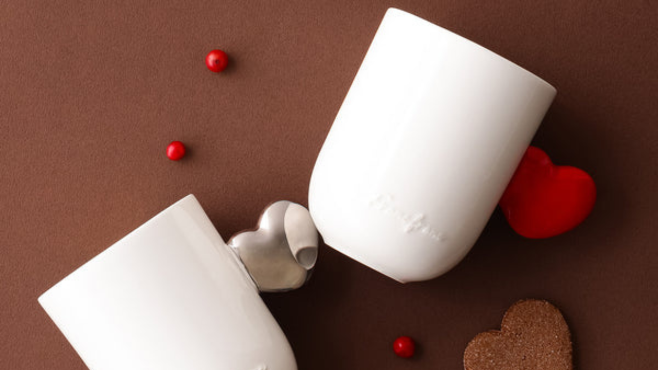 ハート形の取っ手が目を引くマグカップ。ぷっくりとしたハートモチーフが、特別感を演出します。友達へのギフトや、自分へのご褒美にもぴったりな心ときめくアイテムです。