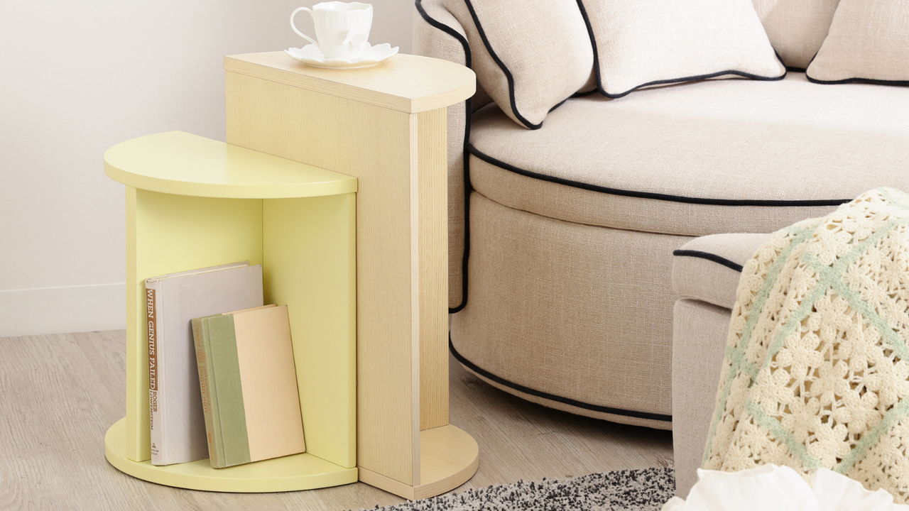 空間に合わせて自在にレイアウトできる、半円デザインのサイドテーブル。単体使いはもちろん、2つを組み合わせればより印象的なコーディネートが楽しめます。