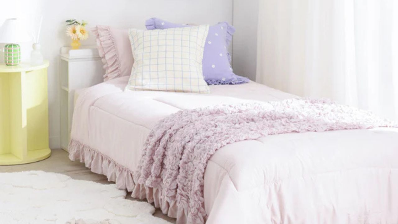 ベッドコーディネートがすぐに整う、かんたん寝具セット。お気に入りのクッションやスローをプラスすれば、自分だけのとっておき空間に。新生活準備にもぴったりです。