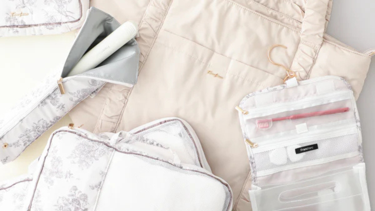 旅行シーズンにぴったりなFrancfrancのトラベルアイテム。荷物を簡単に圧縮できるオーガナイザーやヘアアイロンケースなど、準備から楽しくなるシリーズです。