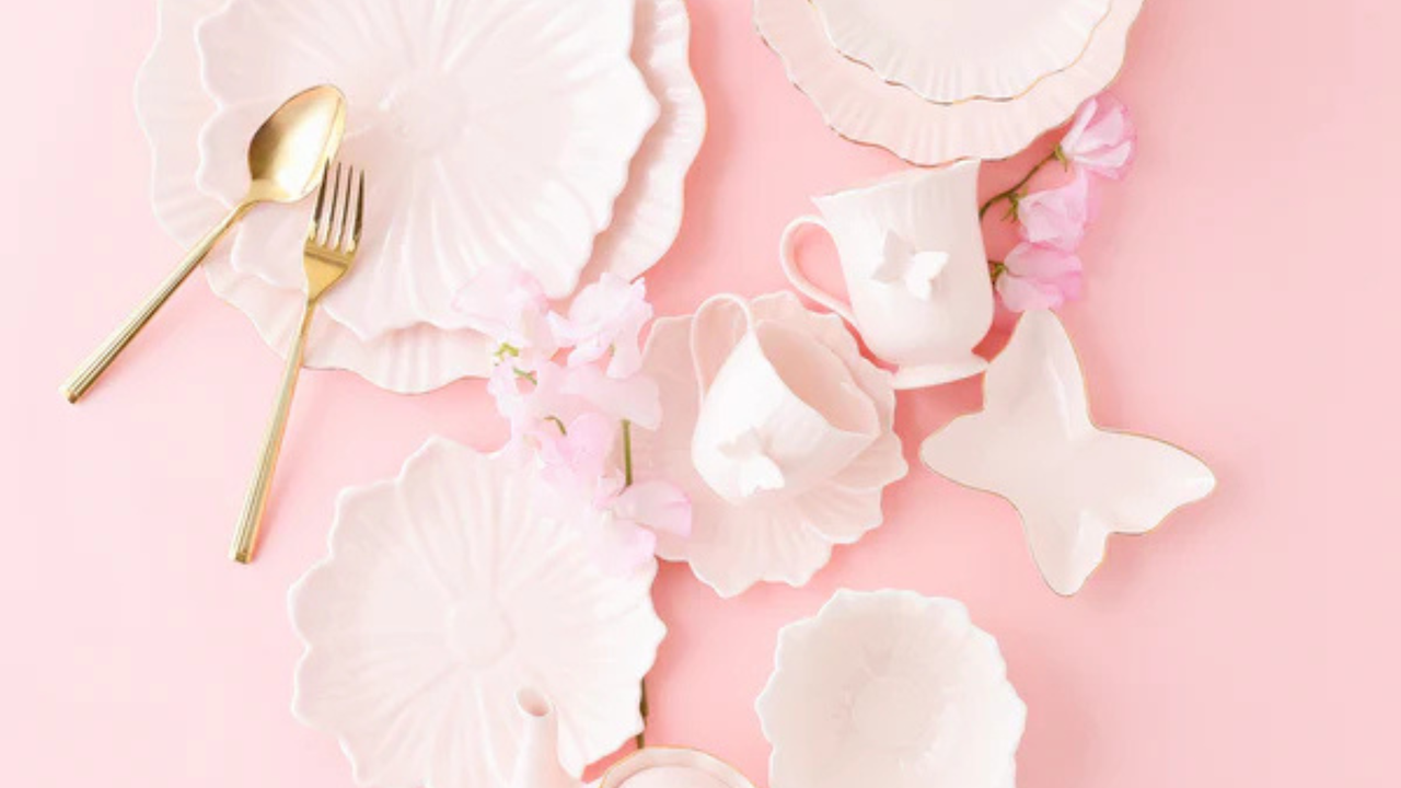 お花をかたどった可憐なテーブルウエア。蝶々のワンポイントがさりげないアクセントに。ワントーンの配色でコーディネートしやすく、ライン使いで揃えるのもおすすめです。